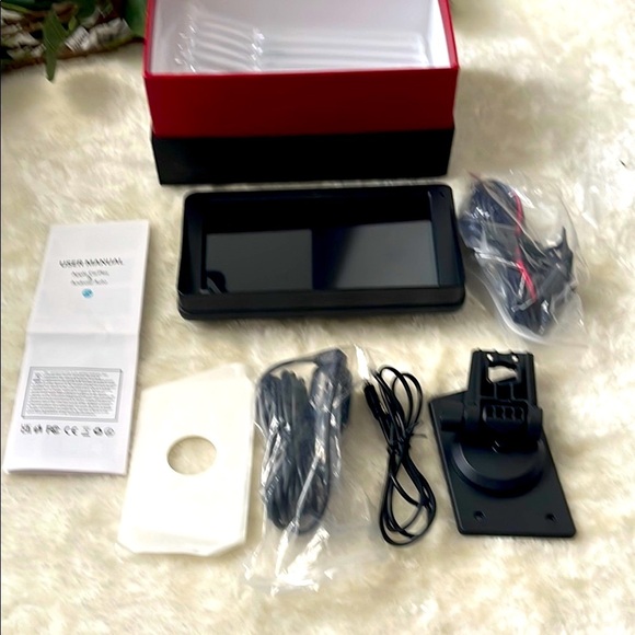 Sleek Black GPS Navigation System - Picture 4 of 14